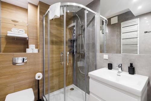 米兹多洛杰Balticus Apartamenty Standard Promenada Gwiazd 14的带淋浴、盥洗盆和卫生间的浴室