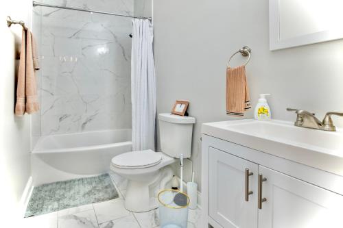 芝加哥Lux Apt in Bronzeville, Min from Downtown-RSV Now!的白色的浴室设有卫生间和水槽。