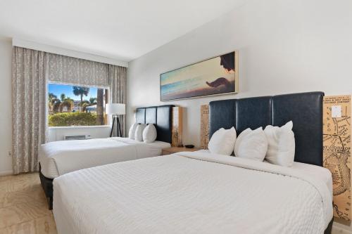 圣徒皮特海滩海滩明信片旅馆的酒店客房设有两张床和窗户。