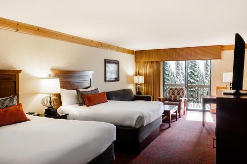 费希坎普Tenaya at Yosemite的酒店客房,设有两张床和一张沙发