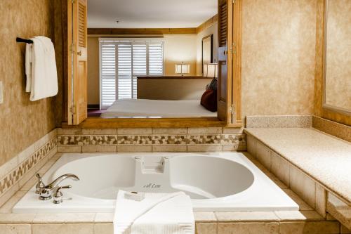 费希坎普Tenaya at Yosemite的带浴缸和床的浴室