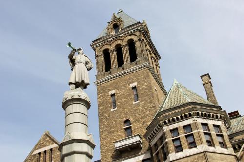 威廉波特City Hall Grand Hotel的塔楼顶上的雕像