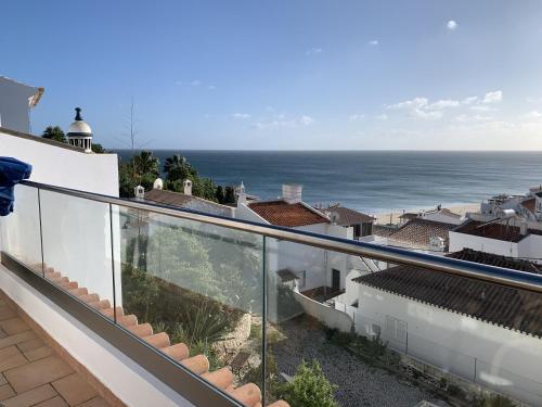 塞勒玛Casa Pedro in Salema - Oceanview & beach的海景阳台。