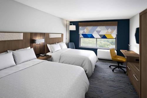 凤凰城Holiday Inn Express & Suites - Phoenix West - Tolleson, an IHG Hotel的酒店客房设有两张床和窗户。