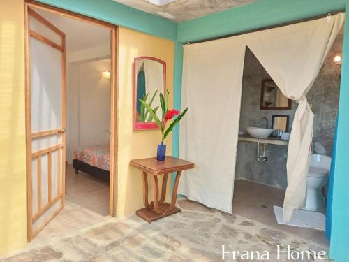 埃尔扎伊诺Frana Lodge的客房设有带卫生间的浴室和桌子。