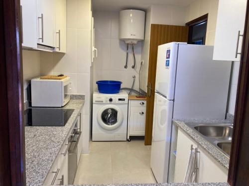 埃斯塔蒂特Apartamento L'Estartit的厨房配有白色冰箱和洗衣机。