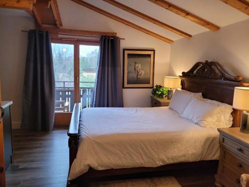MiddletonEdelweiss Inn Nova Scotia的一间卧室设有一张大床和一个窗户。