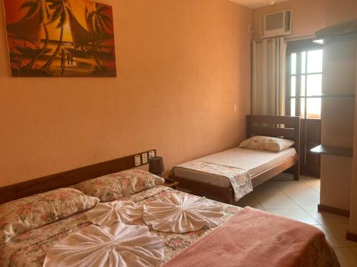 安谢塔Pousada Maravista的客房设有两张床和窗户。