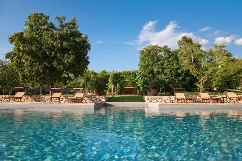 斯波莱托博尔戈德拉马尔莫塔酒店的一个带椅子和树木的水池