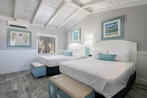雷顿Fiesta Key RV Resort Premium Room 3的一间卧室设有两张床和窗户。