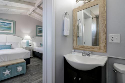 雷顿Fiesta Key RV Resort Premium Room 3的一间带水槽和镜子的浴室以及一张床