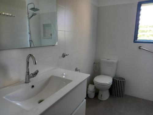 Arbelצימר ארבלית - ליד טבריה ו כנרת בגליל ב ארבל的白色的浴室设有水槽和卫生间。