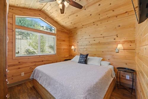 克恩维尔Deluxe little cabin 2 min stroll to Kern River的小木屋内一间卧室,配有一张床