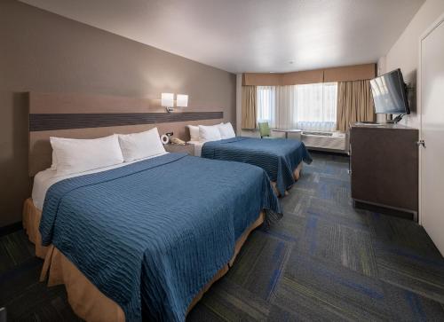 旧金山布埃纳维斯汽车旅馆的酒店客房设有两张床和电视。