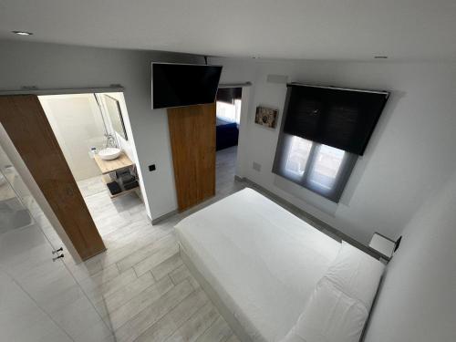 卡门港Princesa 202的一间带白色床的卧室和一间浴室