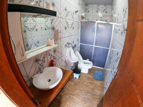 博尼图Casa Victour, localização privilegiada的一间带水槽和卫生间的浴室