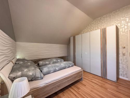 比赫莱尔塔尔A&D Apartment+Ferienwohnung/Elsasser Blick的一间卧室配有带枕头的床