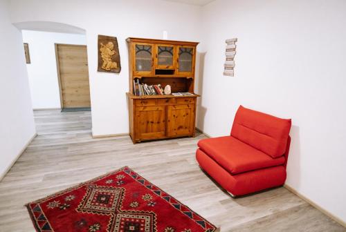 巴特黑灵Gasthof Franziskibad的客厅配有红色椅子和地毯