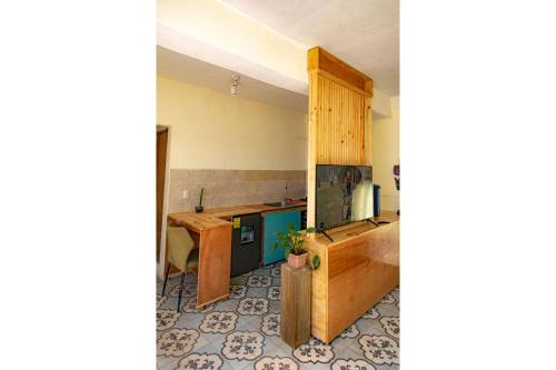危地马拉Hermoso Loft en el Circulo的客房设有带柜台和桌子的厨房
