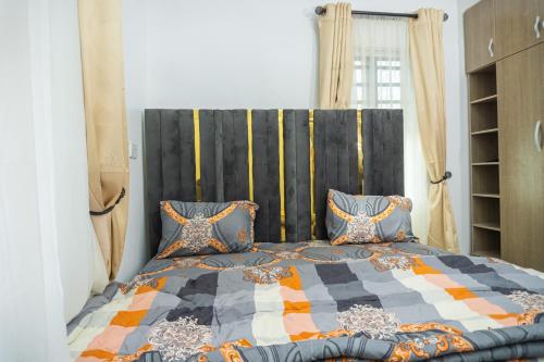 AmuwoDiscover 8-Bedrooms Lakeside Apartment Living Free WiFi And Well Secured的一间卧室配有一张带蓝色枕头的大床