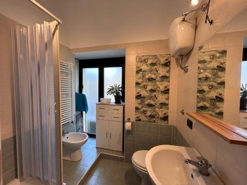 贝内文托Casa Gian的浴室配有盥洗盆、卫生间和盥洗盆。