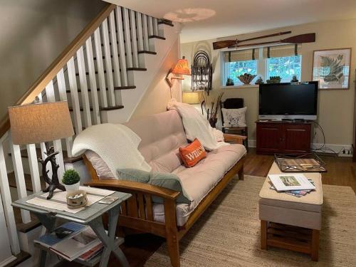 SharpsburgLock Keepers Cottage on C&O Canal/Potomac River的带沙发和楼梯的客厅