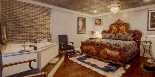 萨凡纳麦克米兰旅馆 的一间大卧室,配有一张大床和砖墙