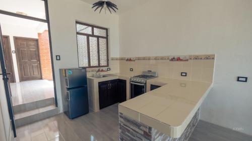 圣佩德罗拉拉古纳Villa Don Pedro - Casa de descanso的厨房配有蓝色冰箱和台面