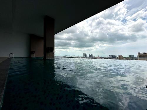 马六甲The Apple Premier Condo in melaka的享有城市景致的游泳池