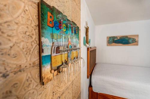 璜多里奥Amazing Apartments Juan Dolio, El Bonito II - 2A的卧室配有一张床,墙上挂有绘画作品