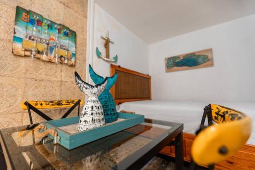 璜多里奥Amazing Apartments Juan Dolio, El Bonito II - 2A的一张玻璃桌,上面有鸟的雕像