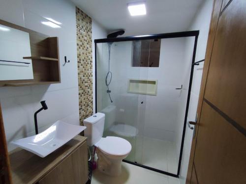 瓜拉图巴GUARATUBA LOFTS的带淋浴、卫生间和盥洗盆的浴室