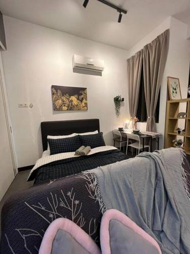 八打灵再也Breeze Cottage@Empire Damansara的一间卧室配有一张床和两把椅子