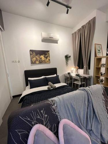 八打灵再也Breeze Cottage@Empire Damansara的一间卧室配有一张带两把椅子的床和一张书桌