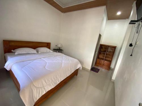 图克图克Tama View的卧室配有白色的床