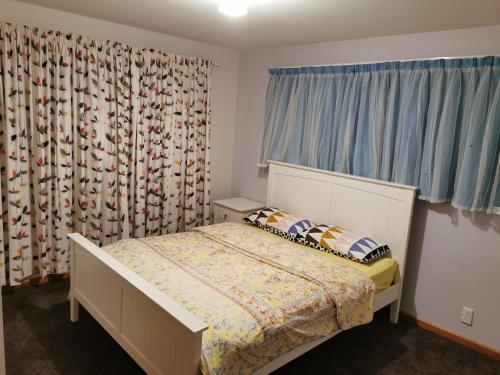 基督城Airport accommodation的一间卧室设有一张床和一个窗口