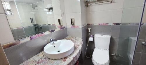 达卡Hotel Afford Inn的一间带水槽、卫生间和镜子的浴室
