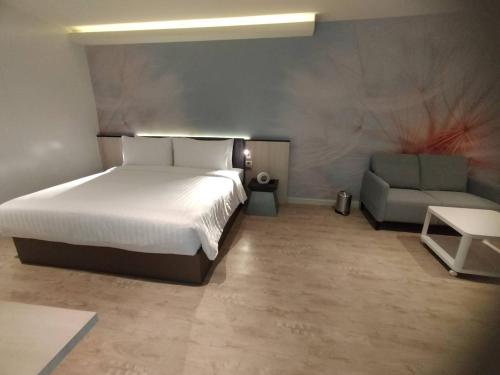 Ban Lum ThanKarnyapha Hotspring hotel的一间卧室配有一张大床和一张沙发