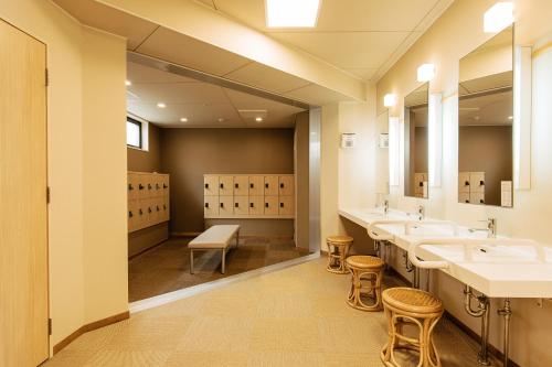 MihamaKAMENOI HOTEL Chitamihama的浴室设有3个水槽和一排镜子