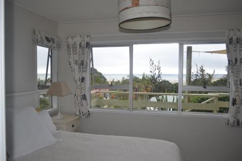 阿希帕拉AHIPARA GOLDENSANDs的一间卧室设有一张床和一个大窗户