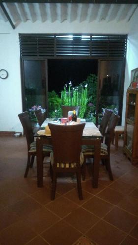 San José de SuaitaHostal posada San jose的客厅配有餐桌和椅子