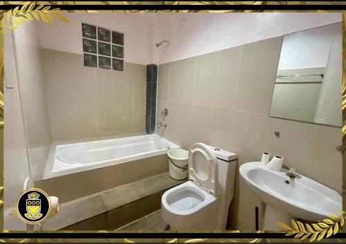 杜马格特White Knights Real的带浴缸、卫生间和盥洗盆的浴室