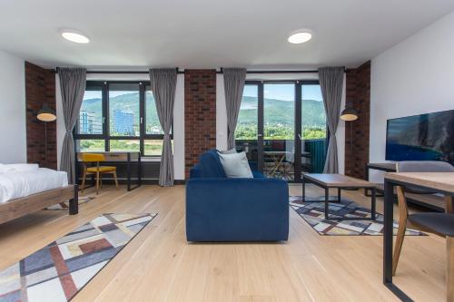 索非亚Complex Gallery Vitosha ****的客厅配有蓝色的沙发和桌子