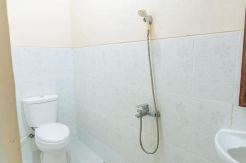 日惹美图玛林博瑞丽旅馆的带淋浴、卫生间和盥洗盆的浴室