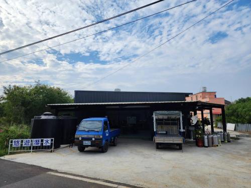 小琉球岛悠游潜水的停在大楼前的一辆蓝色卡车