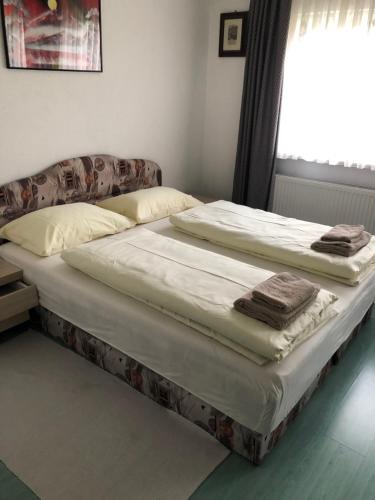萨拉热窝Hava apartment的带窗户的客房内设有两张单人床。