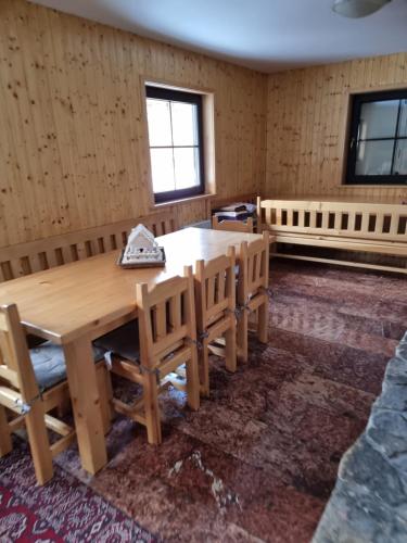 奥什恰德尼察Chata Pod Velkou Racou的一间带木桌和椅子的用餐室