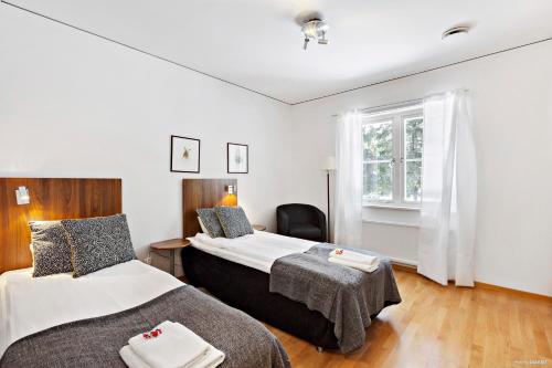 加普腾First Camp Ånnaboda-Örebro的一间卧室设有两张床和窗户。
