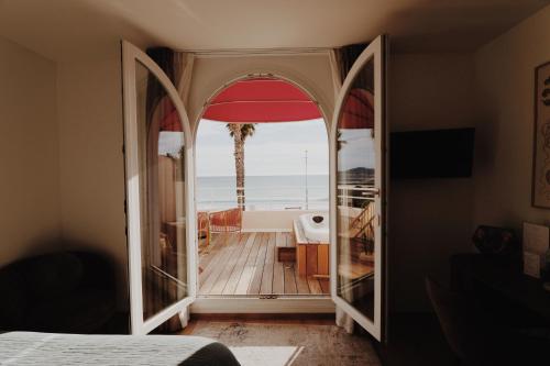 拉西约塔玫瑰茶酒店的卧室内的镜子,享有海景