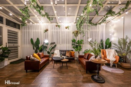 马公Penghu Storyteller的带沙发和植物的客厅